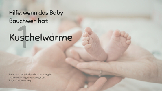 Baby mit Bauchweh möchte kuscheln und in die Tragehilfe. Laut und Liebe Babyschreiberatung für Kolik, Dreimonatskoliken, Schreibaby, Highneedbaby, Regulationsstoerung.